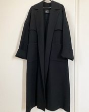 お洒落したつもりが…なんかイマイチ？定番黒コートがもっと垢抜ける！旬コーデのポイント