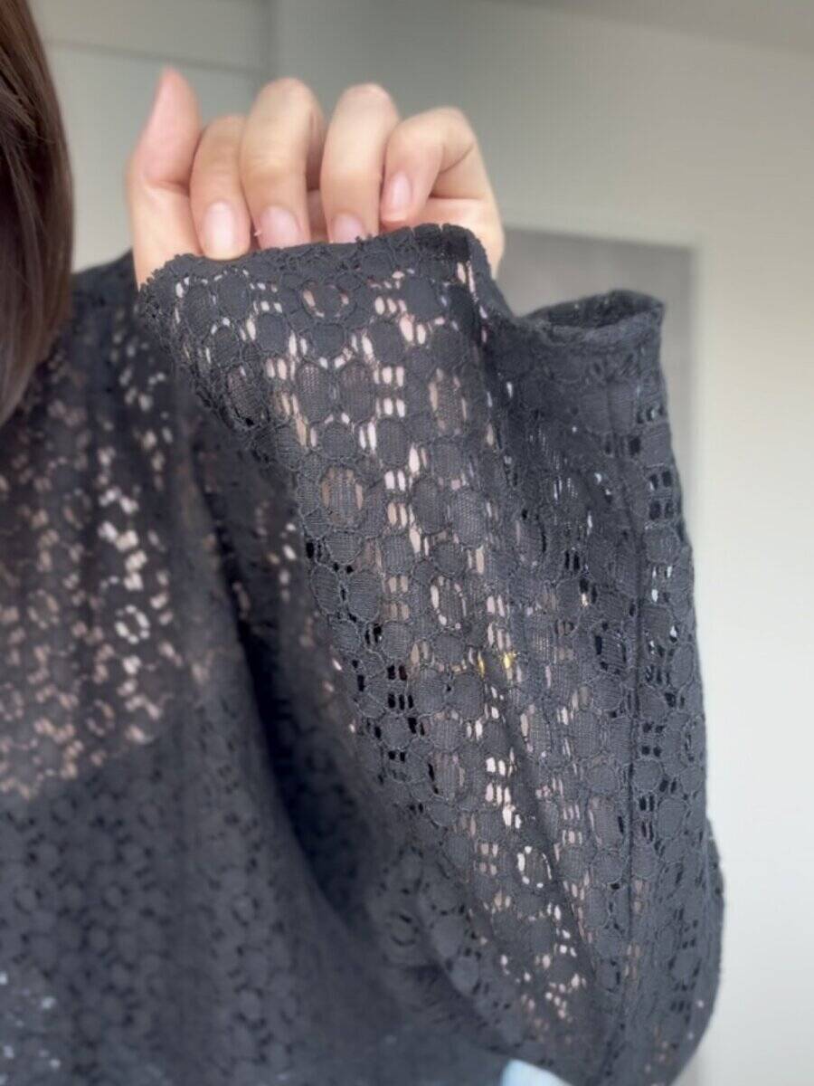 ユニクロレースブラウス、甘すぎない黒が正解！Tシャツ感覚で着られる大人の高見えトップス