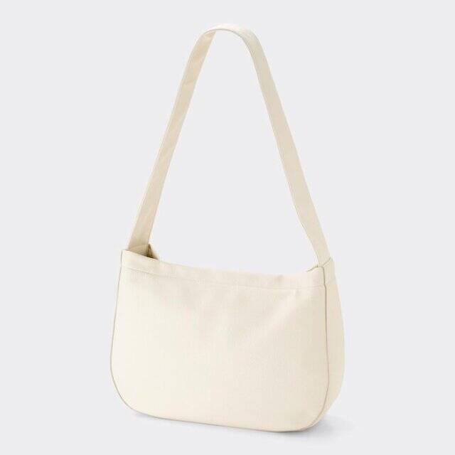 GUメンズシャツのゆるっと感が可愛い♡優し気カラーで可愛く着られるワントーンコーデ