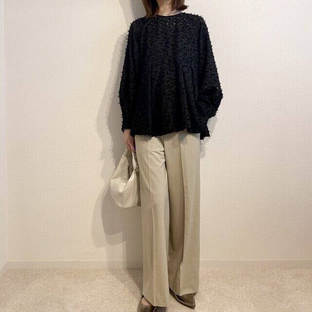 華やかブラウスのワンパターン脱却！1枚あると重宝するアイテムの今年らしい着こなし4選