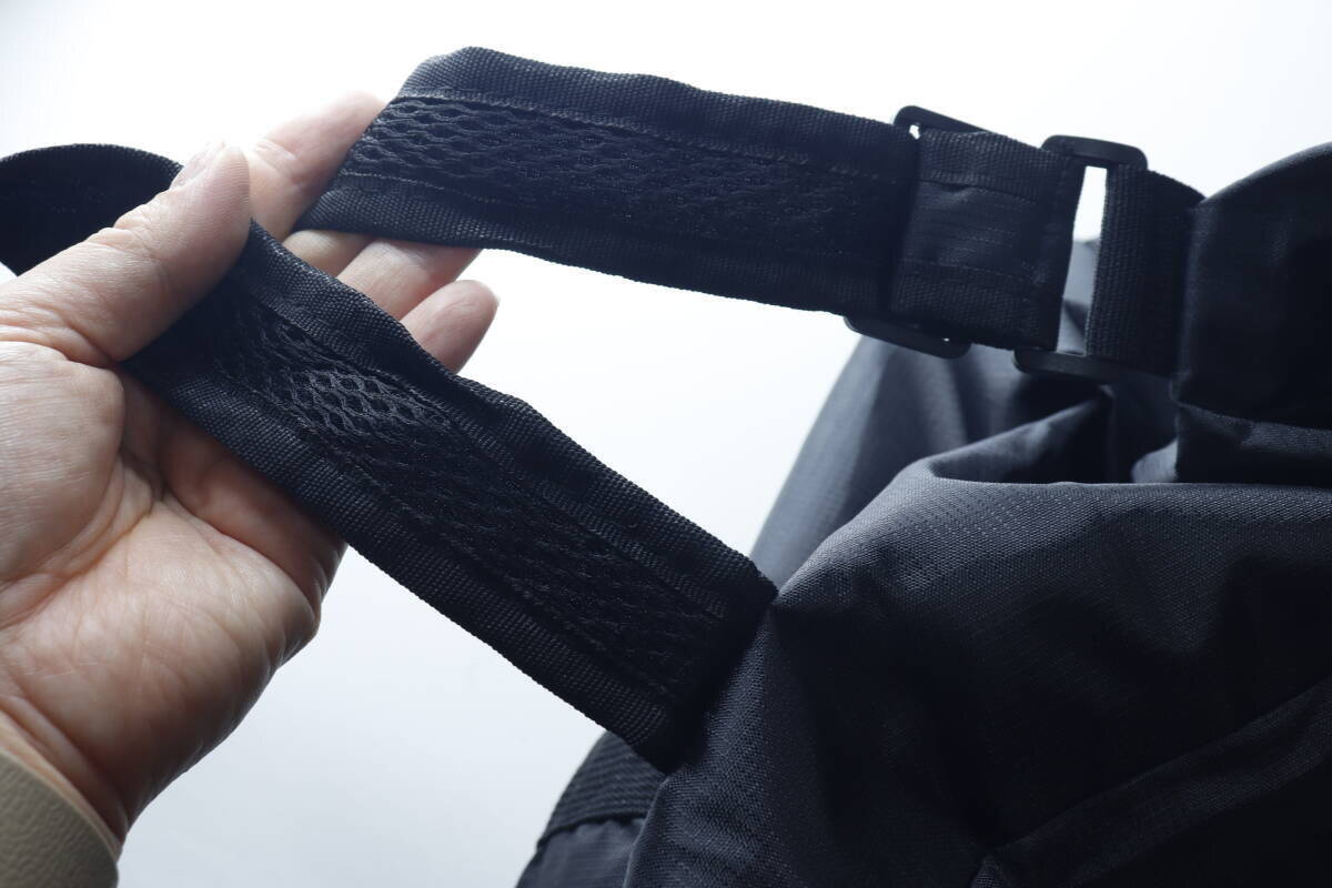 凄いものを見つけてしまった！「とにかく持ち運びやすい！」高機能すぎる100均黒バッグ