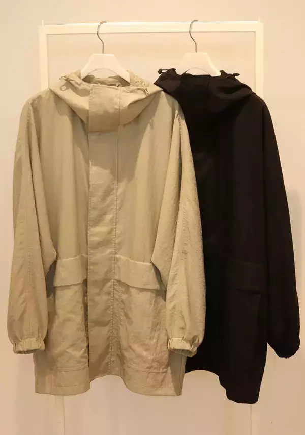 ユニクロコラボ新作はどっちが買い？メンズ＆レディースの軽アウターを徹底比較
