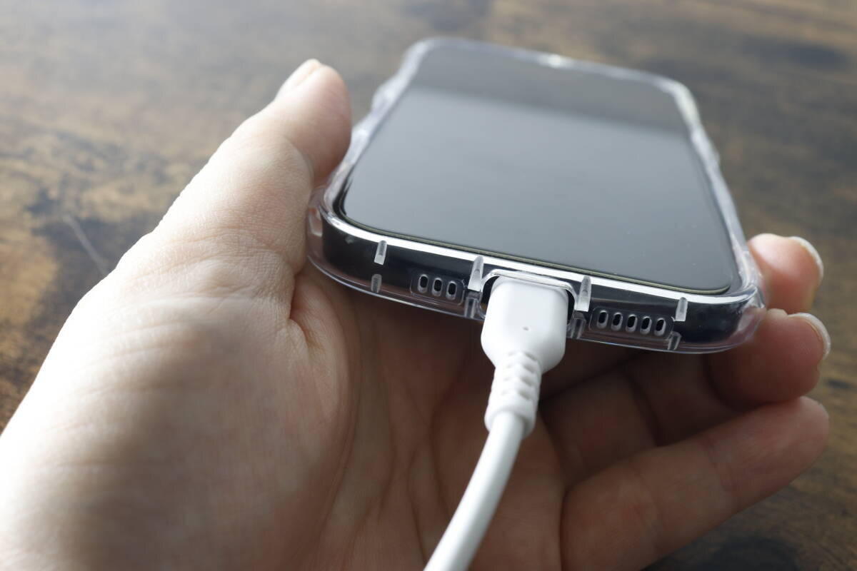 「100均で300円か…」ちょっと高いけど大満足！欲しい機能が全部入りのスマホグッズ