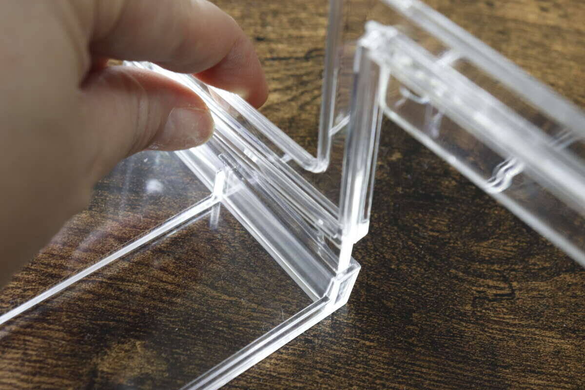 100均でいいの見つけた！飾るだけじゃもったいない！魅せる収納にも使える透明ラック