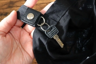 バッグに付けるとラクちん！お出かけ時のモヤモヤを解決できる100均便利グッズ