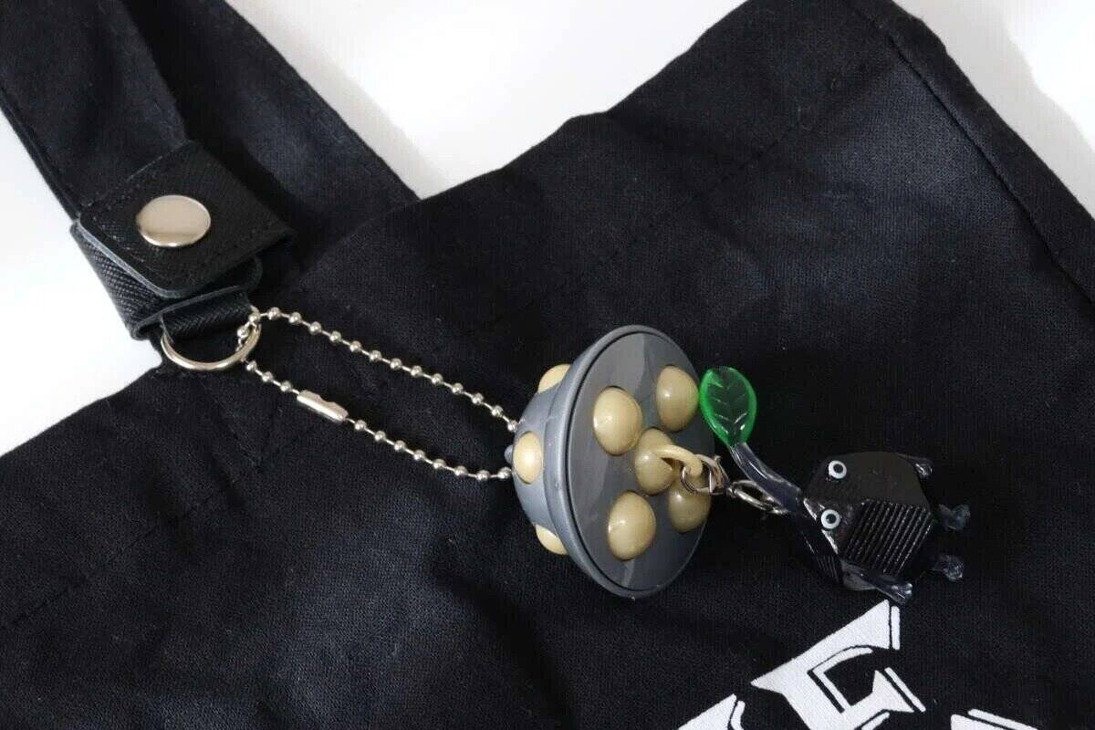 バッグに付けるとラクちん！お出かけ時のモヤモヤを解決できる100均便利グッズ