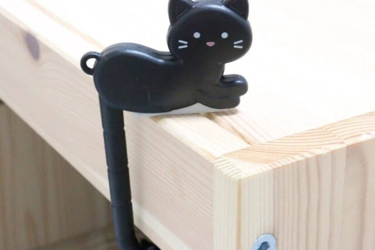 バッグに付けるとラクちん！お出かけ時のモヤモヤを解決できる100均便利グッズ