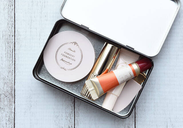 豪華すぎて売り切れ注意！ミッキーのスマホショルダー＆シール付き缶セット付録！ＧＬＯＷ3月号