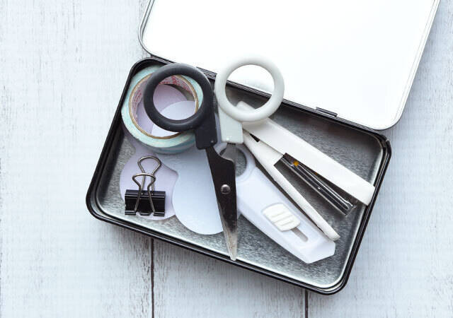 豪華すぎて売り切れ注意！ミッキーのスマホショルダー＆シール付き缶セット付録！ＧＬＯＷ3月号