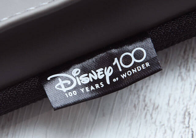 豪華すぎて売り切れ注意！ミッキーのスマホショルダー＆シール付き缶セット付録！ＧＬＯＷ3月号