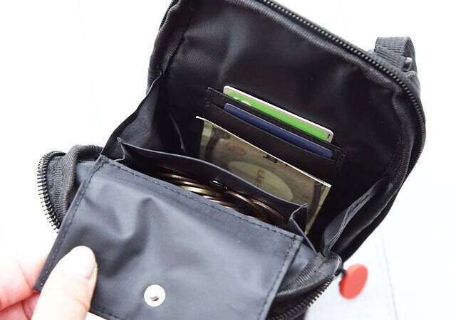 豪華すぎて売り切れ注意！ミッキーのスマホショルダー＆シール付き缶セット付録！ＧＬＯＷ3月号