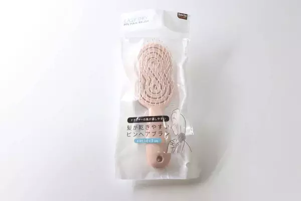 100均でついに出会ってしまった…！「まさに理想形♡」コンパクトさも妥協しない時短ブラシ