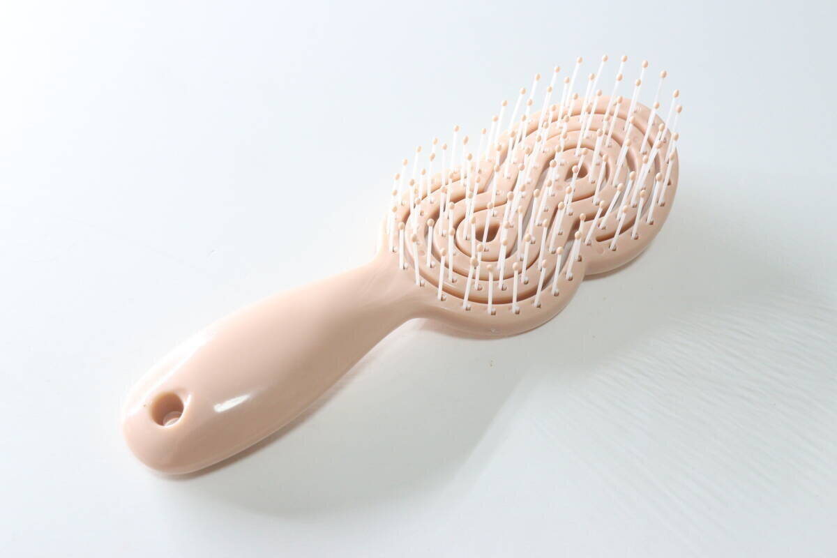 100均でついに出会ってしまった…！「まさに理想形♡」コンパクトさも妥協しない時短ブラシ