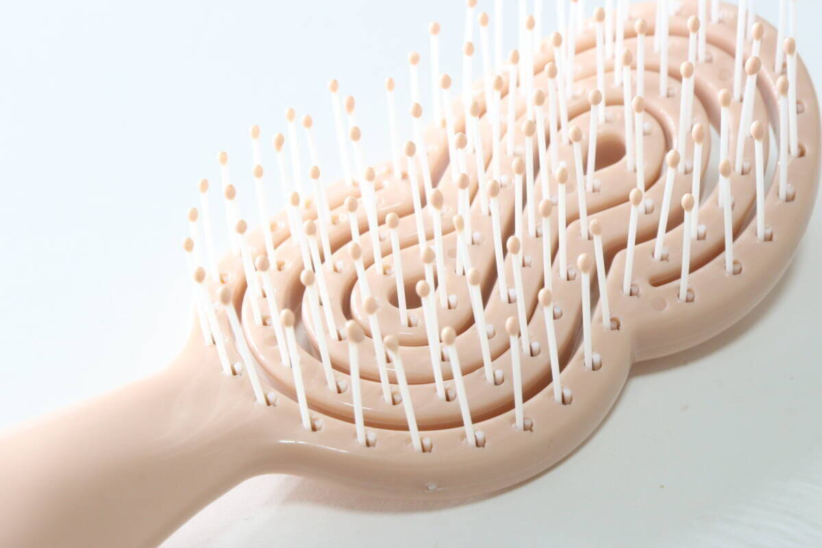 100均でついに出会ってしまった…！「まさに理想形♡」コンパクトさも妥協しない時短ブラシ