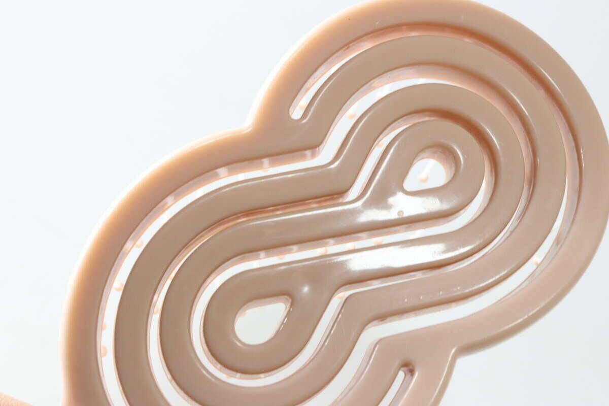 100均でついに出会ってしまった…！「まさに理想形♡」コンパクトさも妥協しない時短ブラシ