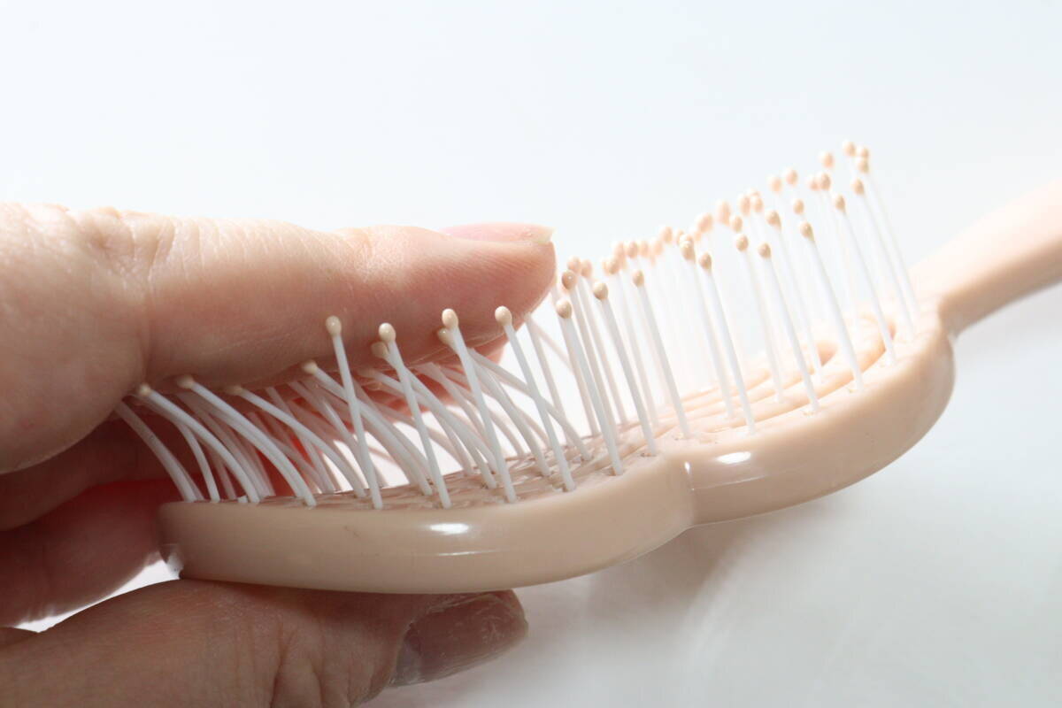 100均でついに出会ってしまった…！「まさに理想形♡」コンパクトさも妥協しない時短ブラシ