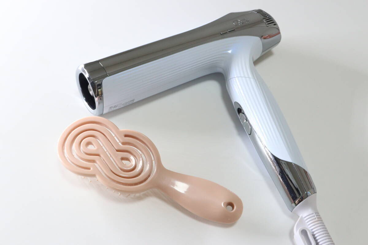 100均でついに出会ってしまった…！「まさに理想形♡」コンパクトさも妥協しない時短ブラシ