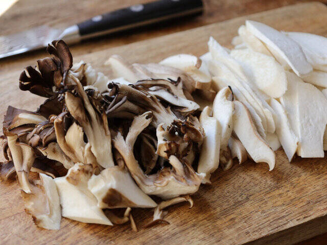 生臭さ回避は炊飯器に入れる前のひと手間！基本の焼き鮭ときのこの炊き込みご飯レシピ