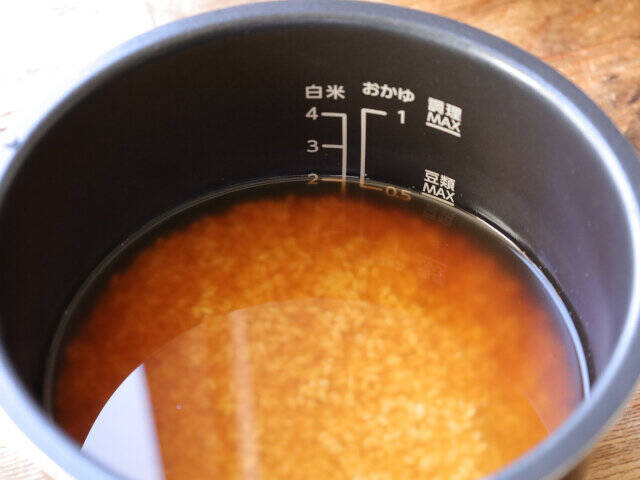 生臭さ回避は炊飯器に入れる前のひと手間！基本の焼き鮭ときのこの炊き込みご飯レシピ