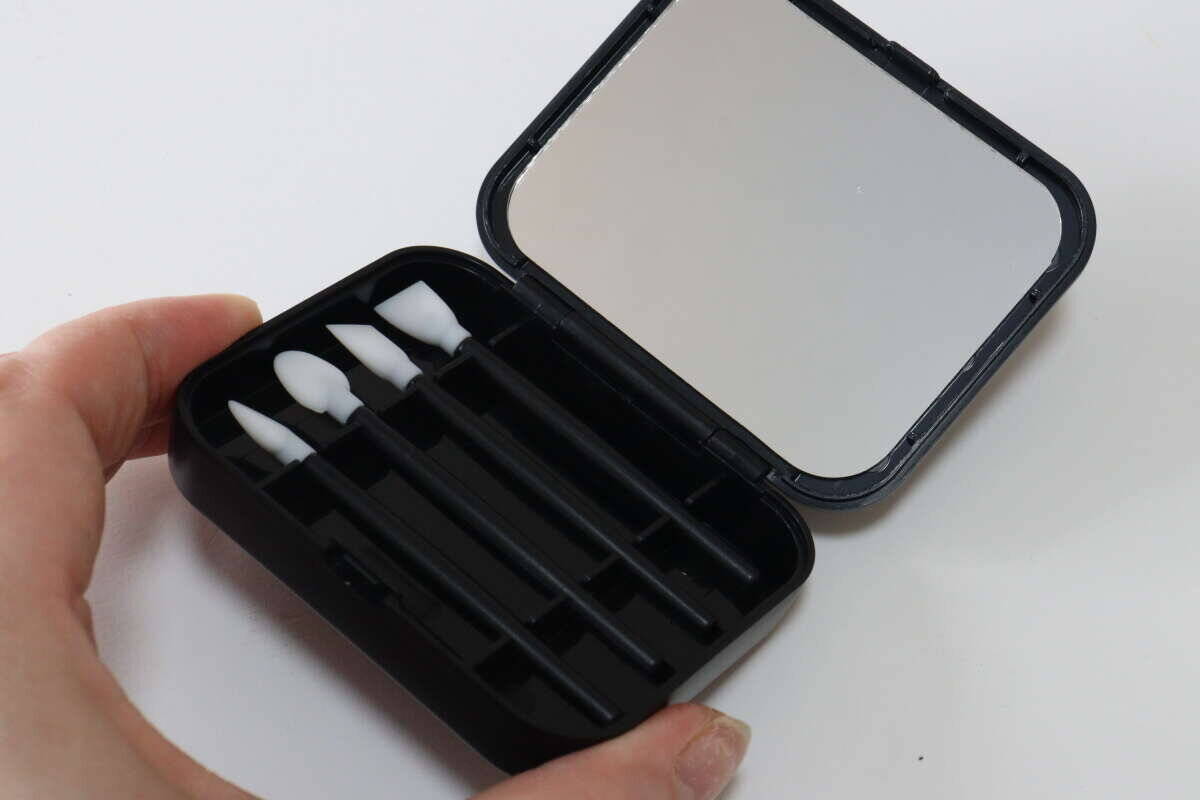 「扱いやすくて手入れもしやすいって神かよ」ポーチに常備したい100均便利グッズ