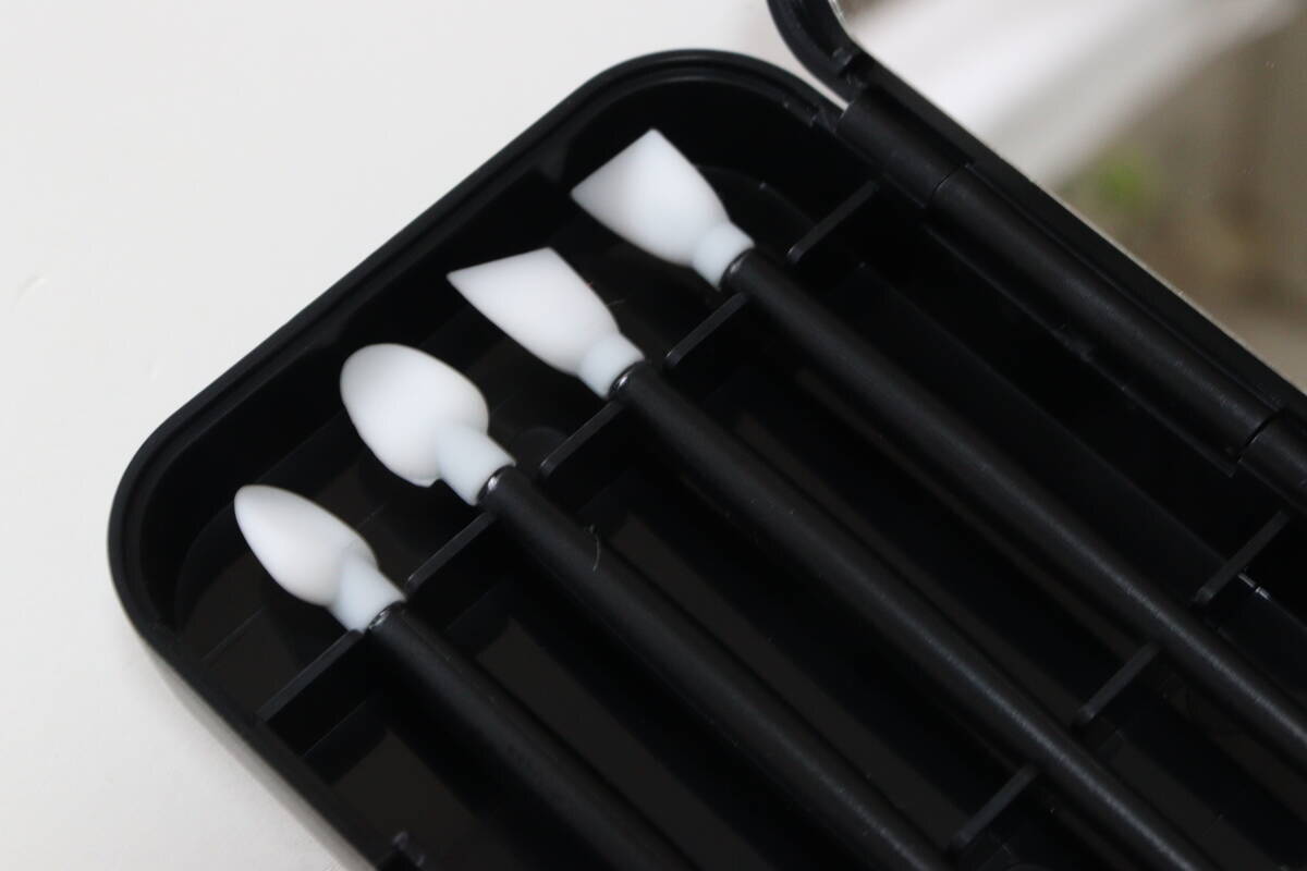 「扱いやすくて手入れもしやすいって神かよ」ポーチに常備したい100均便利グッズ