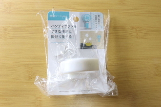 「欲しい所に固定できるって神だわ…」「暑い季節も苦にならない」100均ホルダー