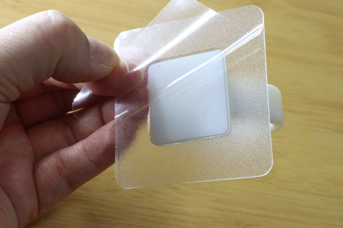 「欲しい所に固定できるって神だわ…」「暑い季節も苦にならない」100均ホルダー