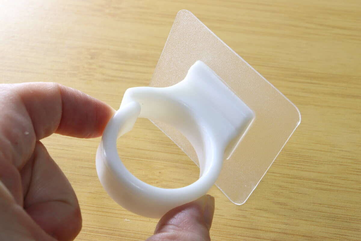「欲しい所に固定できるって神だわ…」「暑い季節も苦にならない」100均ホルダー