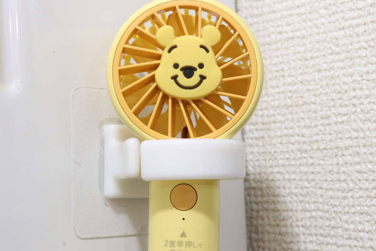 「欲しい所に固定できるって神だわ…」「暑い季節も苦にならない」100均ホルダー
