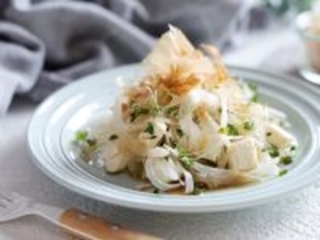 「新玉ねぎあるうちは毎日食べたい！」「助けて…お箸が止まらない」おかかとクリチの新玉サラダ