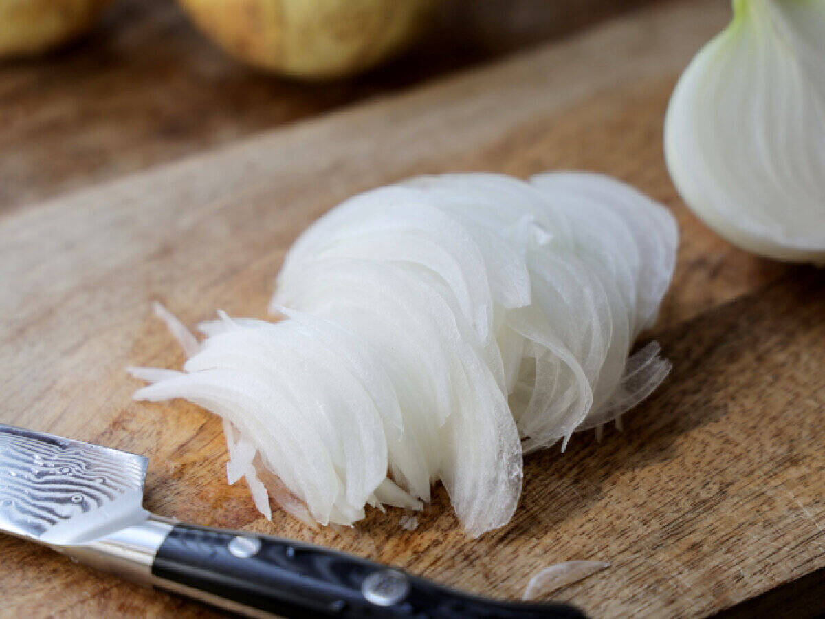 「新玉ねぎあるうちは毎日食べたい！」「助けて…お箸が止まらない」おかかとクリチの新玉サラダ
