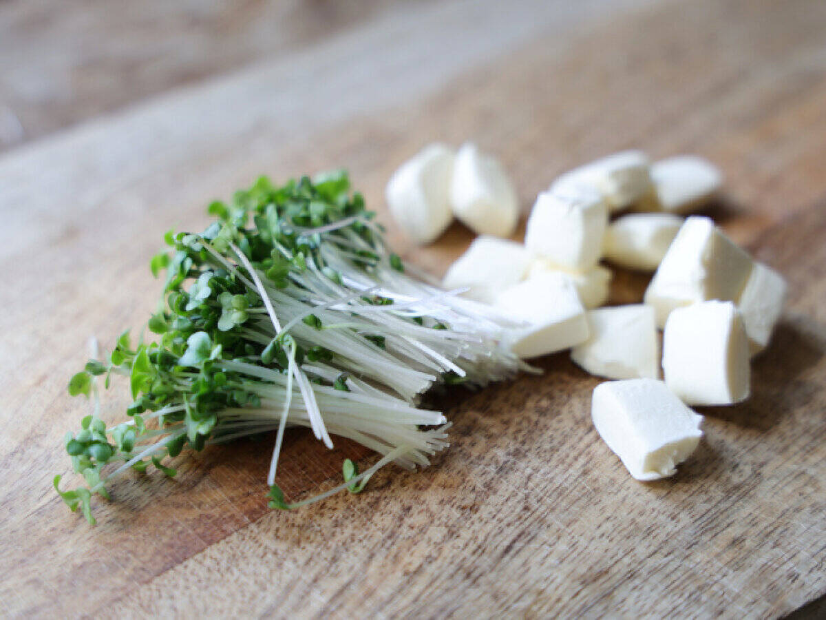 「新玉ねぎあるうちは毎日食べたい！」「助けて…お箸が止まらない」おかかとクリチの新玉サラダ