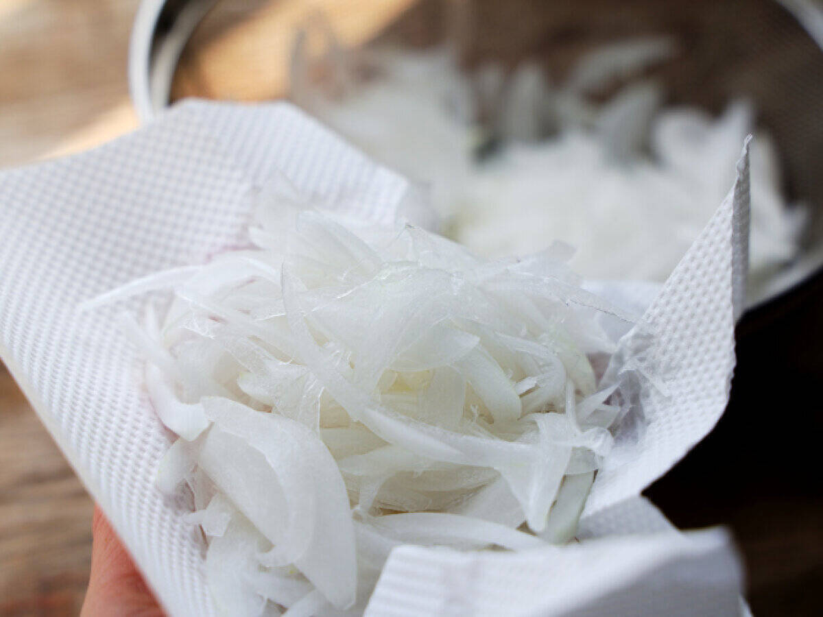 「新玉ねぎあるうちは毎日食べたい！」「助けて…お箸が止まらない」おかかとクリチの新玉サラダ