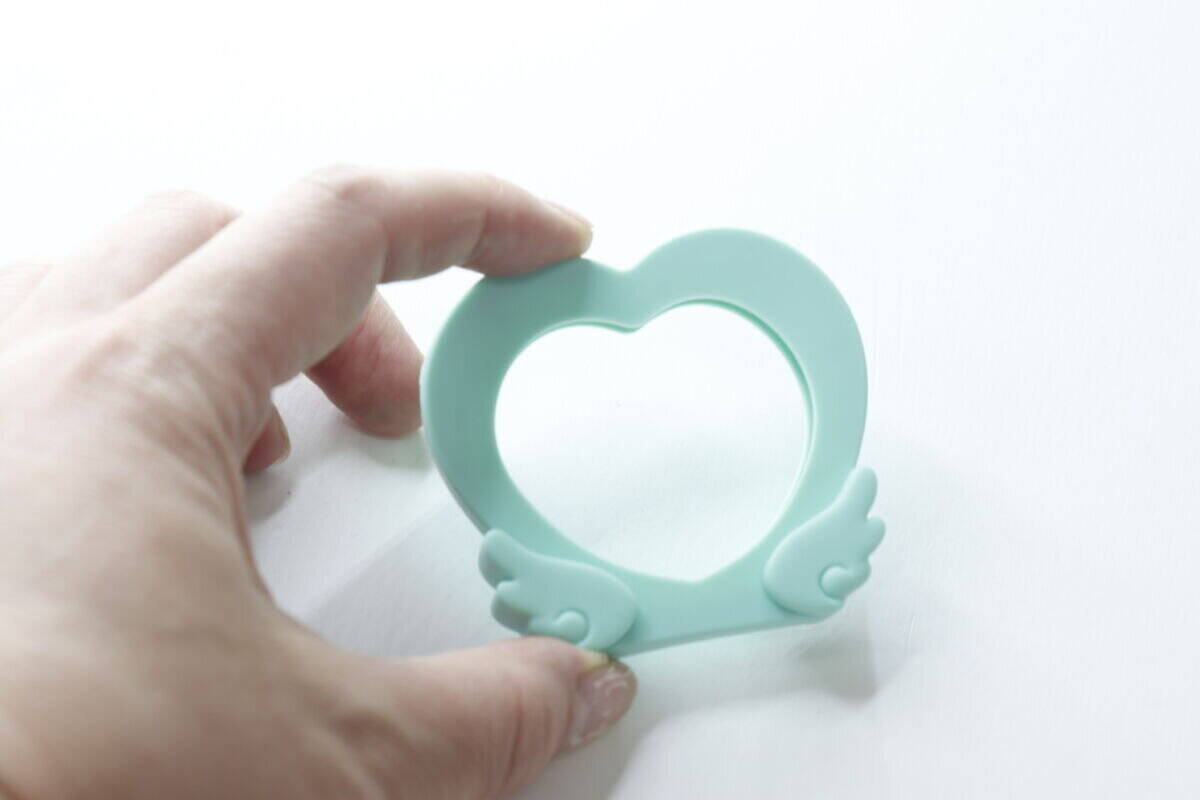 発想力に拍手喝采！「立てればいいのか…」持て余しがちな缶バッジを活用できる100均グッズ
