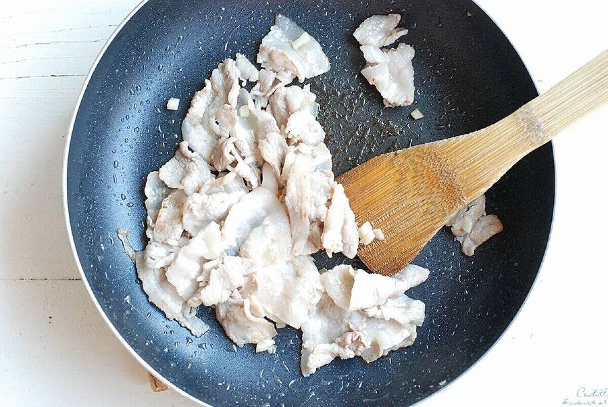 フライパンひとつでとろっと柔らか！暑い日もさっぱり！なすと豚バラのやみつきポン酢炒め