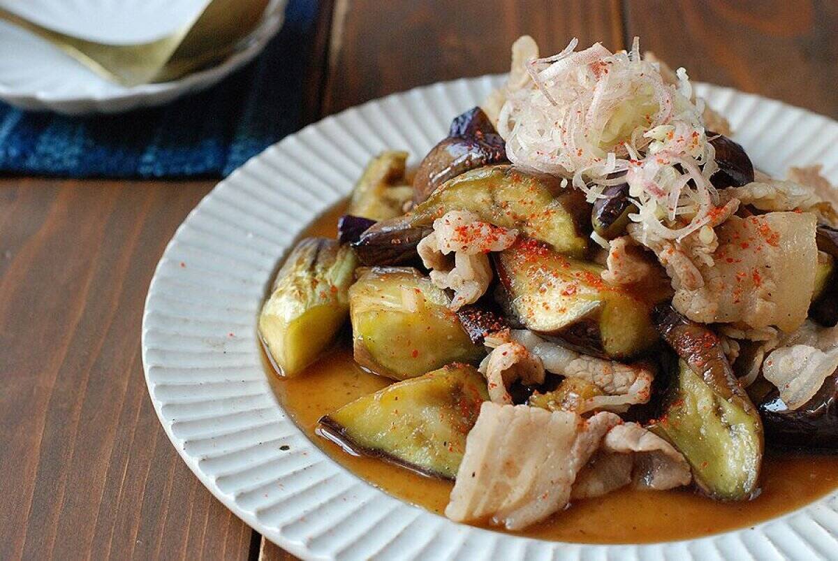 フライパンひとつでとろっと柔らか！暑い日もさっぱり！なすと豚バラのやみつきポン酢炒め
