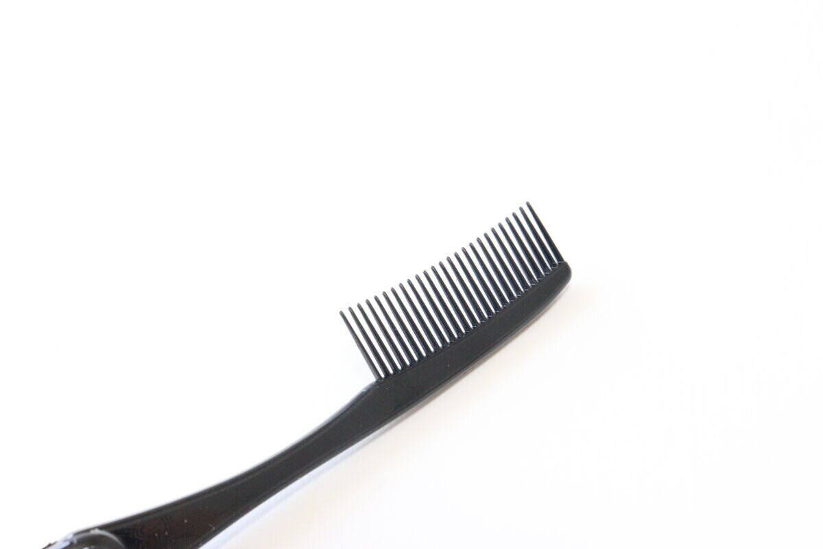 100均で買い替えて大正解！「正直金属製は苦手だった…」持ち運びにも便利なメイクグッズ