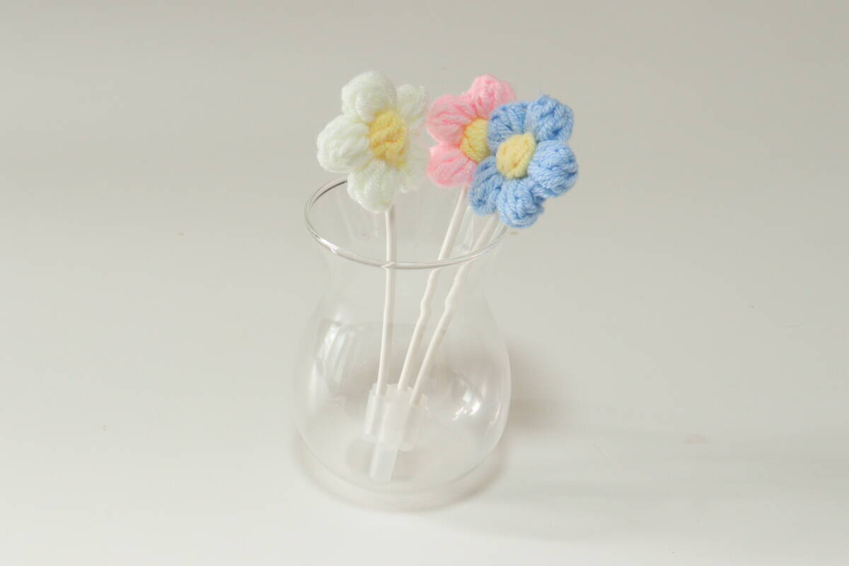 お洒落だわ～！自分用にも欲しくなる♡100均の毛糸でできた枯れないお花