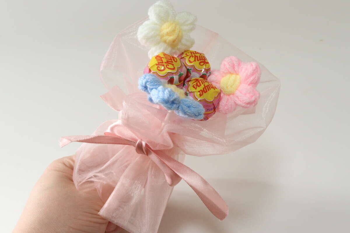 お洒落だわ～！自分用にも欲しくなる♡100均の毛糸でできた枯れないお花