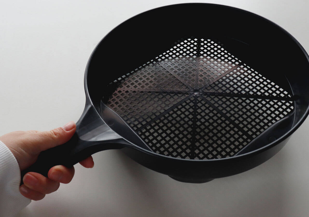 ダイソーで見つけてテンション上がった！手作業より圧倒的に楽♡振るだけで分別できる便利グッズ