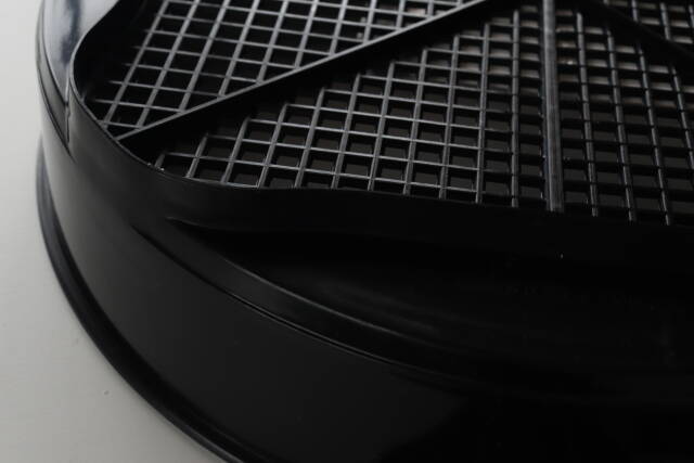 ダイソーで見つけてテンション上がった！手作業より圧倒的に楽♡振るだけで分別できる便利グッズ