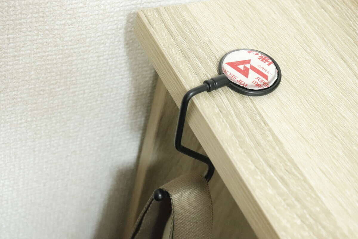 100均のコレバッグに入れとくと便利だよ～！「地面に直はちょっと…」お出かけに便利なフック