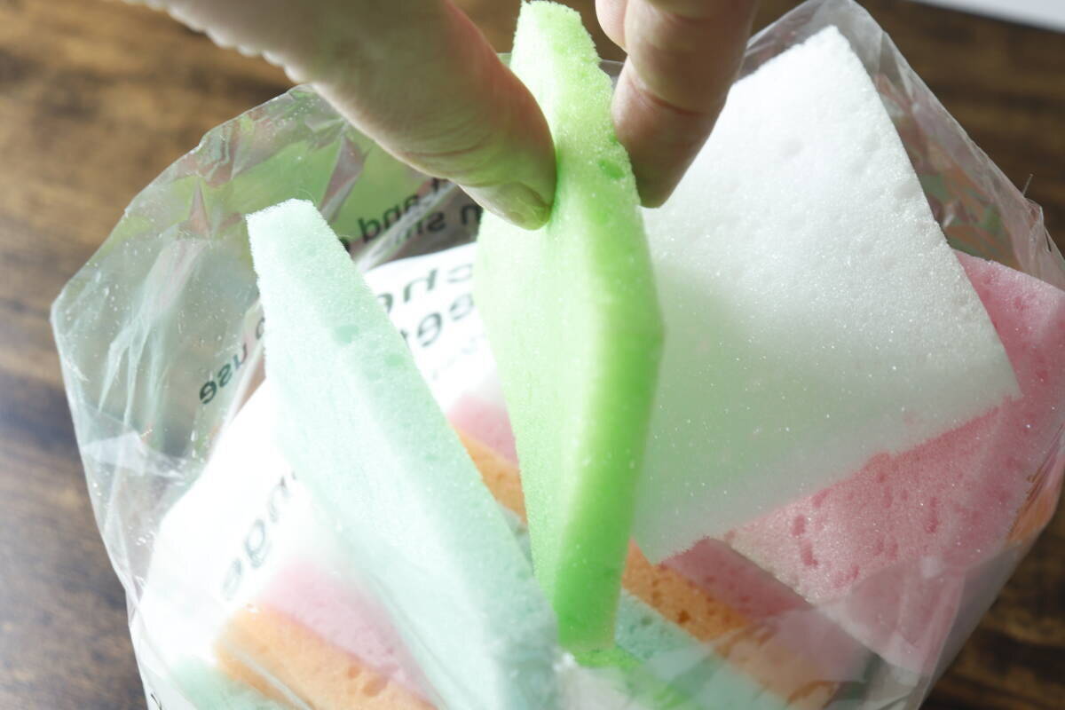 アイデアに感動！むしろ全商品くっつけて欲しい！取り出しやすさが段違いな100均スポンジ