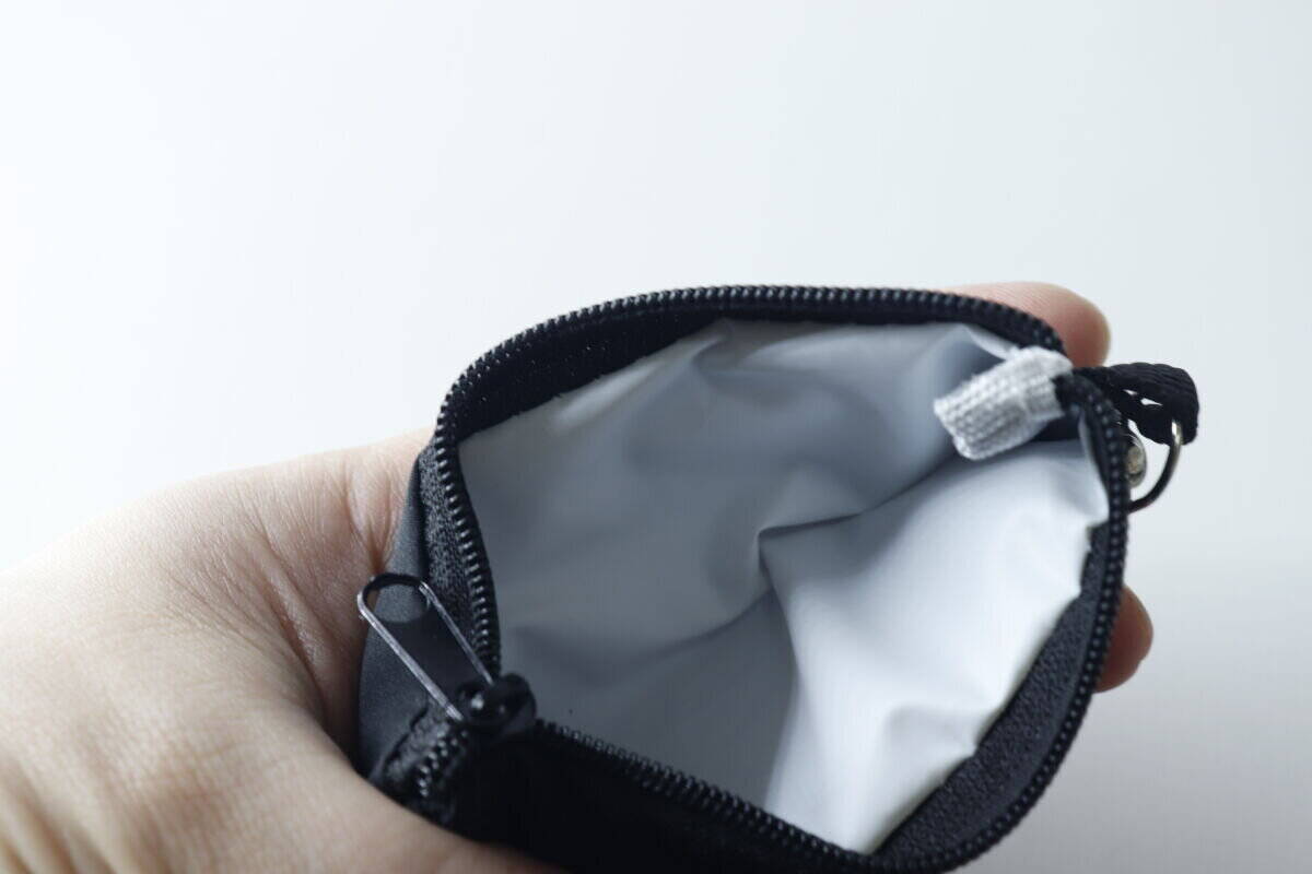 100均で買ったら大当たり！「汚れたら拭けるって便利！」バッグにつけられるミニポーチ