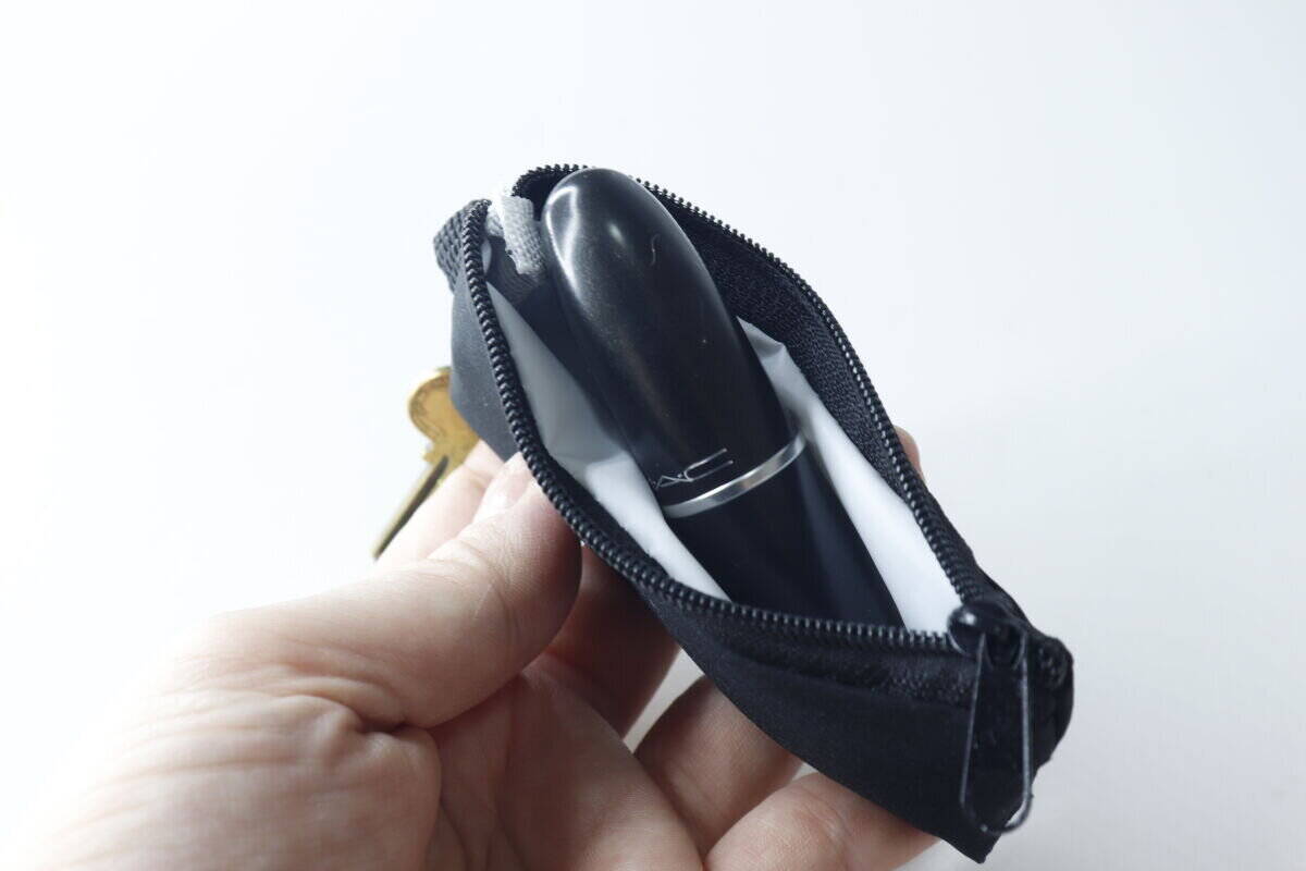 100均で買ったら大当たり！「汚れたら拭けるって便利！」バッグにつけられるミニポーチ