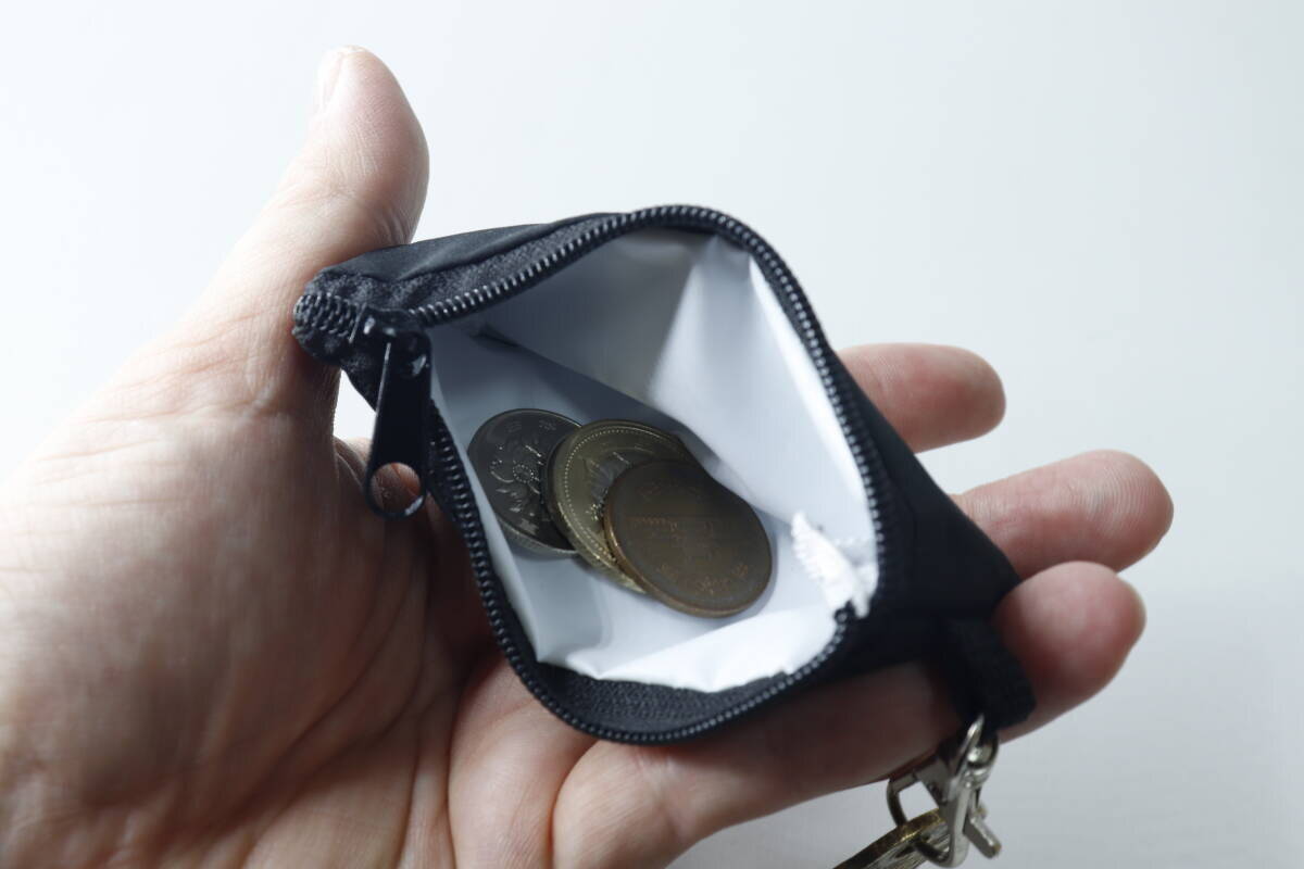 100均で買ったら大当たり！「汚れたら拭けるって便利！」バッグにつけられるミニポーチ