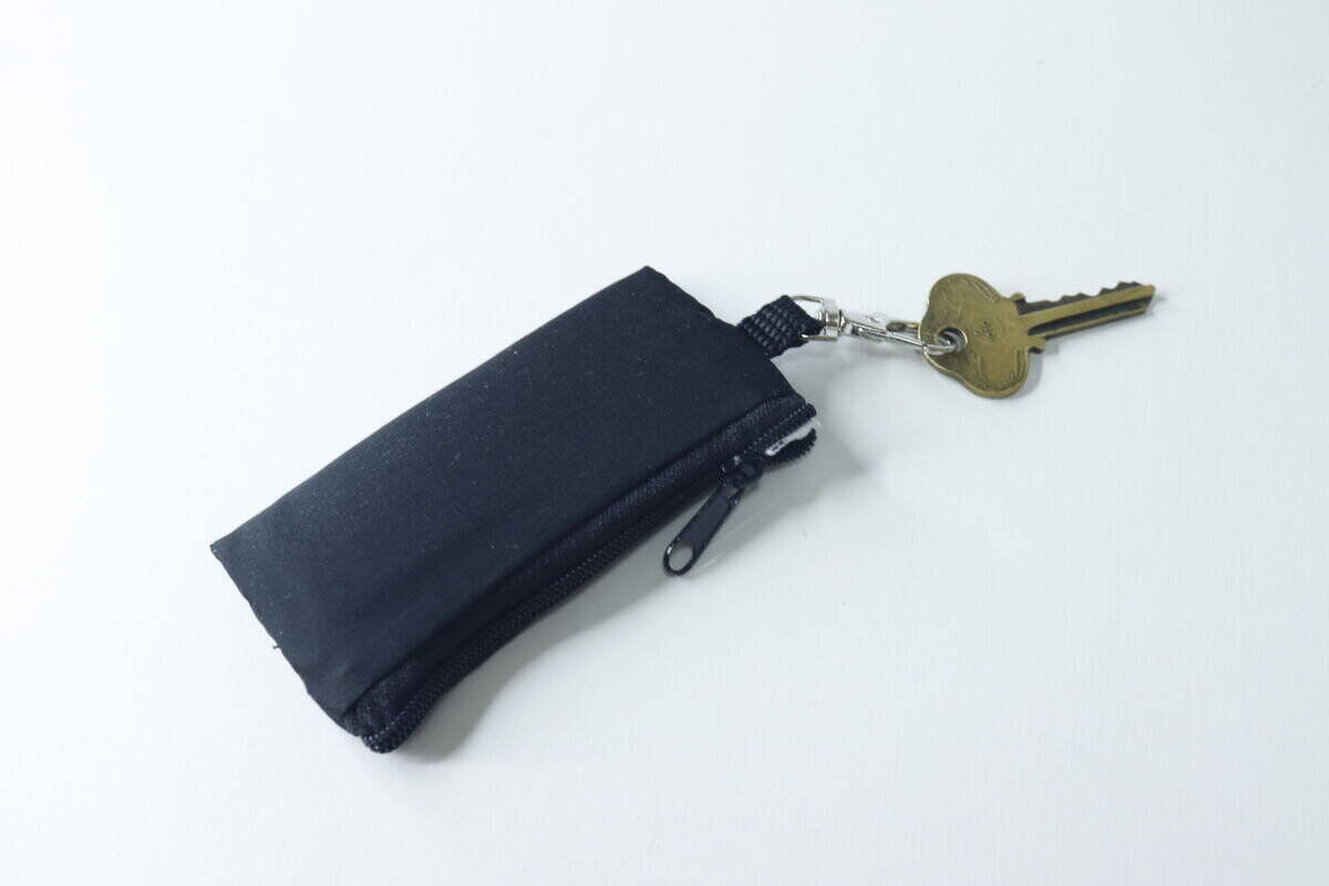 100均で買ったら大当たり！「汚れたら拭けるって便利！」バッグにつけられるミニポーチ