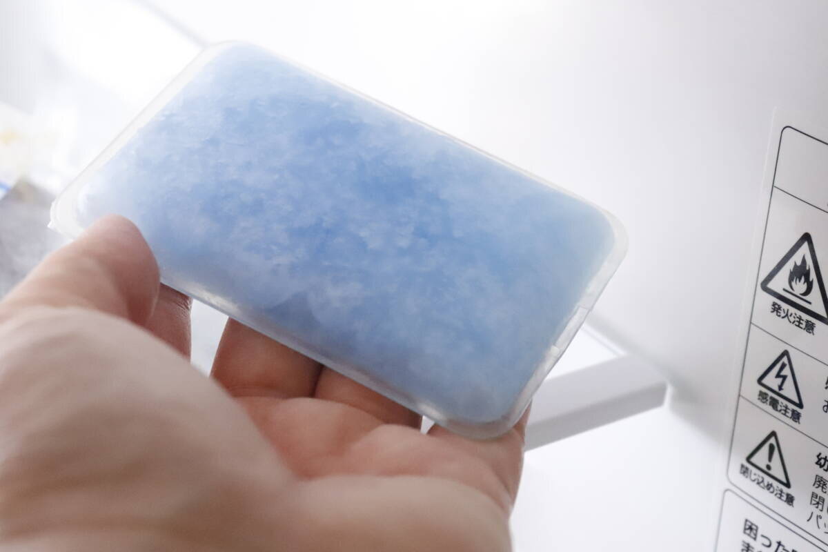 「スマホ熱っ…！」ってときに助かる！繰り返し使える100均ひんやりグッズ