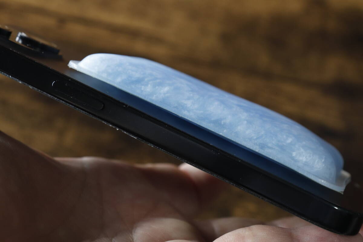 「スマホ熱っ…！」ってときに助かる！繰り返し使える100均ひんやりグッズ