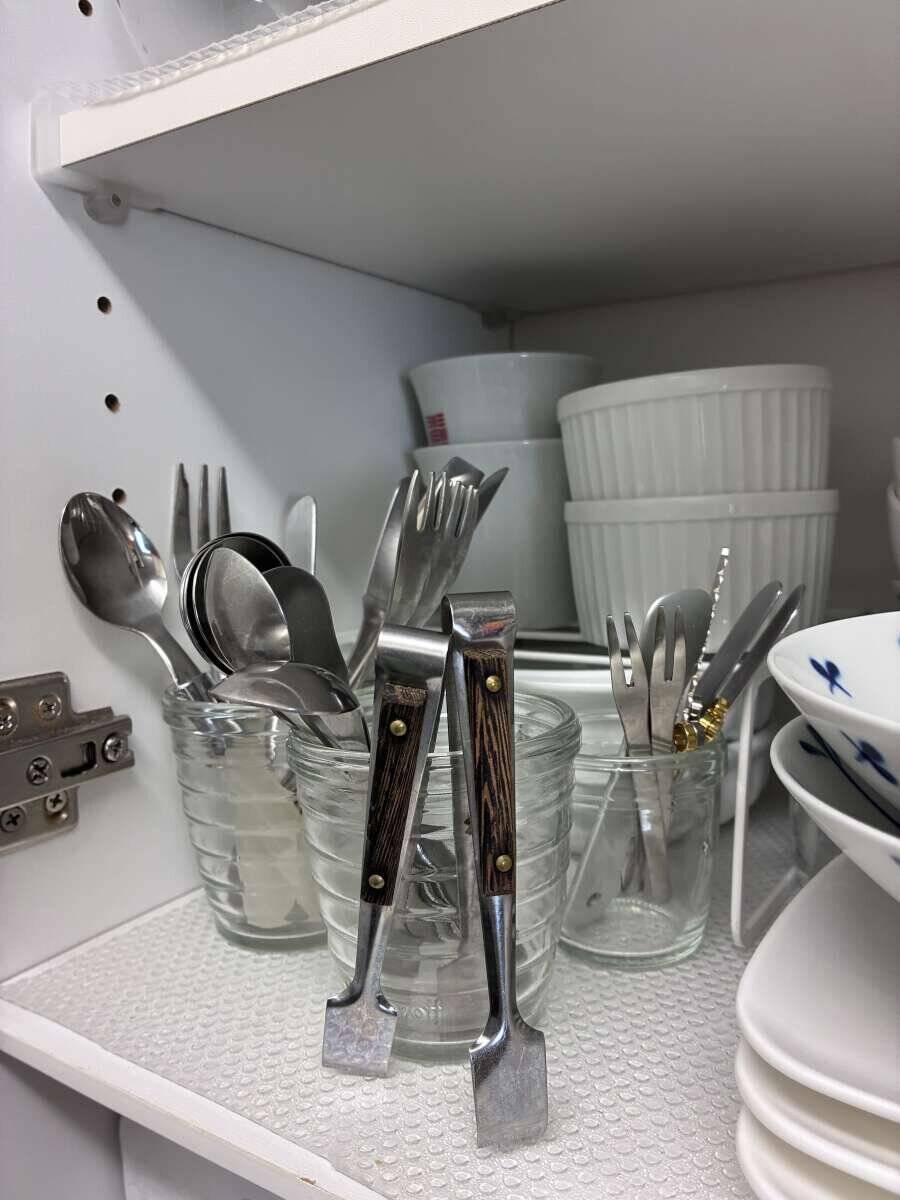 【ダイソー】回転式ペン立てが便利すぎた！食器棚がすっきり片付く！“じゃない”使い方